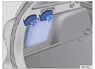 Fig. 195 No compartimento de bagagem: abrir porta-objetos lateral.