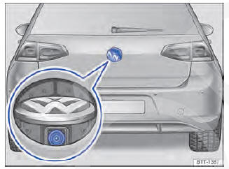 Fig. 151 Na tampa do compartimento de bagagem: local de instalação da câmera de marcha a ré (Golf).