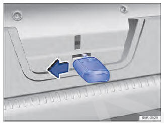 Fig. 79 No compartimento de bagagem: destravar a tampa do compartimento de bagagem.