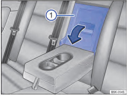 Fig. 178 No encosto do banco traseiro: abrir o dispositivo para transporte de objetos longos.