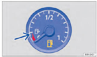 Fig. 46 No instrumento combinado: indicador de nível do combustível.