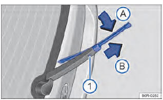 Fig. 103 Substituir a palheta do limpador do vidro traseiro.