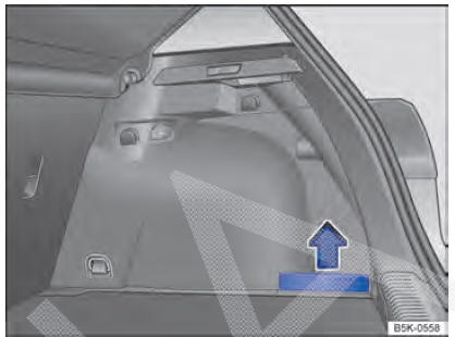 Fig. 167 No compartimento de bagagem: porta- -objetos lateral (Golf).