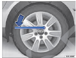 Fig. 243 Troca de roda: soltar os parafusos de roda.