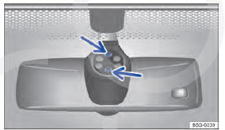 Fig. 105 No para-brisa acima do espelho retrovisor interno: superfície sensitiva do sensor de chuva e de luz.