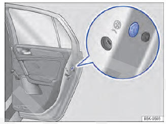 Fig. 76 Na parte dianteira da porta traseira direita: travamento de emergência, coberto por uma vedação de borracha.