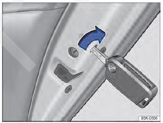 Fig. 77 Na parte dianteira da porta traseira direita: travamento de emergência do veículo com a chave do veículo