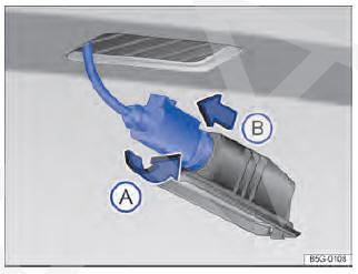 Fig. 212 Lanterna da placa de licença: desinstalar o suporte da lâmpada.