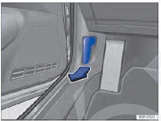 Fig. 223 No área para os pés no lado do condutor: alavanca de destravamento da tampa do compartimento do motor.