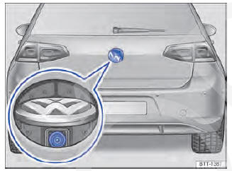 Fig. 151 Na tampa do compartimento de bagagem: local de instalação da câmera de marcha a ré (Golf).