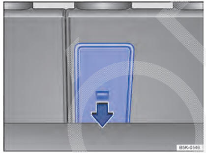 Fig. 179 No compartimento de bagagem: abrir o dispositivo para transporte de objetos longos