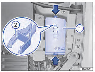 Fig. 214 No compartimento do motor: cobertura 1 da caixa de fusíveis com pinça de plástico 2 .