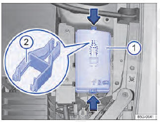 Fig. 214 No compartimento do motor: cobertura 1 da caixa de fusíveis com pinça de plástico 2 .