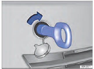 Fig. 220 No para-choque dianteiro à direita: rosquear a argola de reboque.