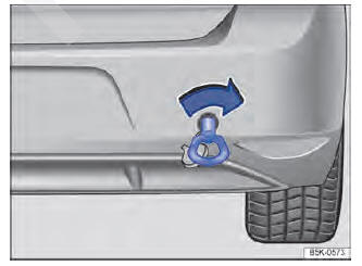 Fig. 222 No para-choque traseiro à direita: rosquear a argola de reboque.