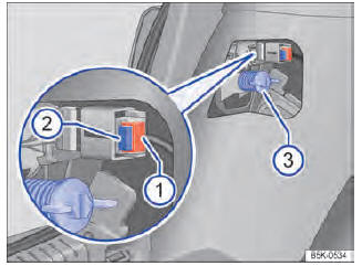 Fig. 207 Lateralmente no compartimento de bagagem: Desinstalar a lanterna traseira.