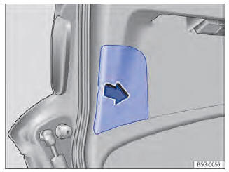 Fig. 203 Na tampa do compartimento de bagagem: retirar a cobertura.