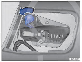 Fig. 206 Na tampa do compartimento de bagagem: remover o suporte da lâmpada.