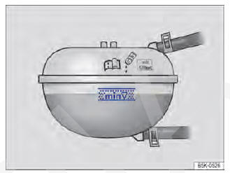 Fig. 229 No compartimento do motor: marcas no reservatório de expansão do líquido de arrefecimento do motor.